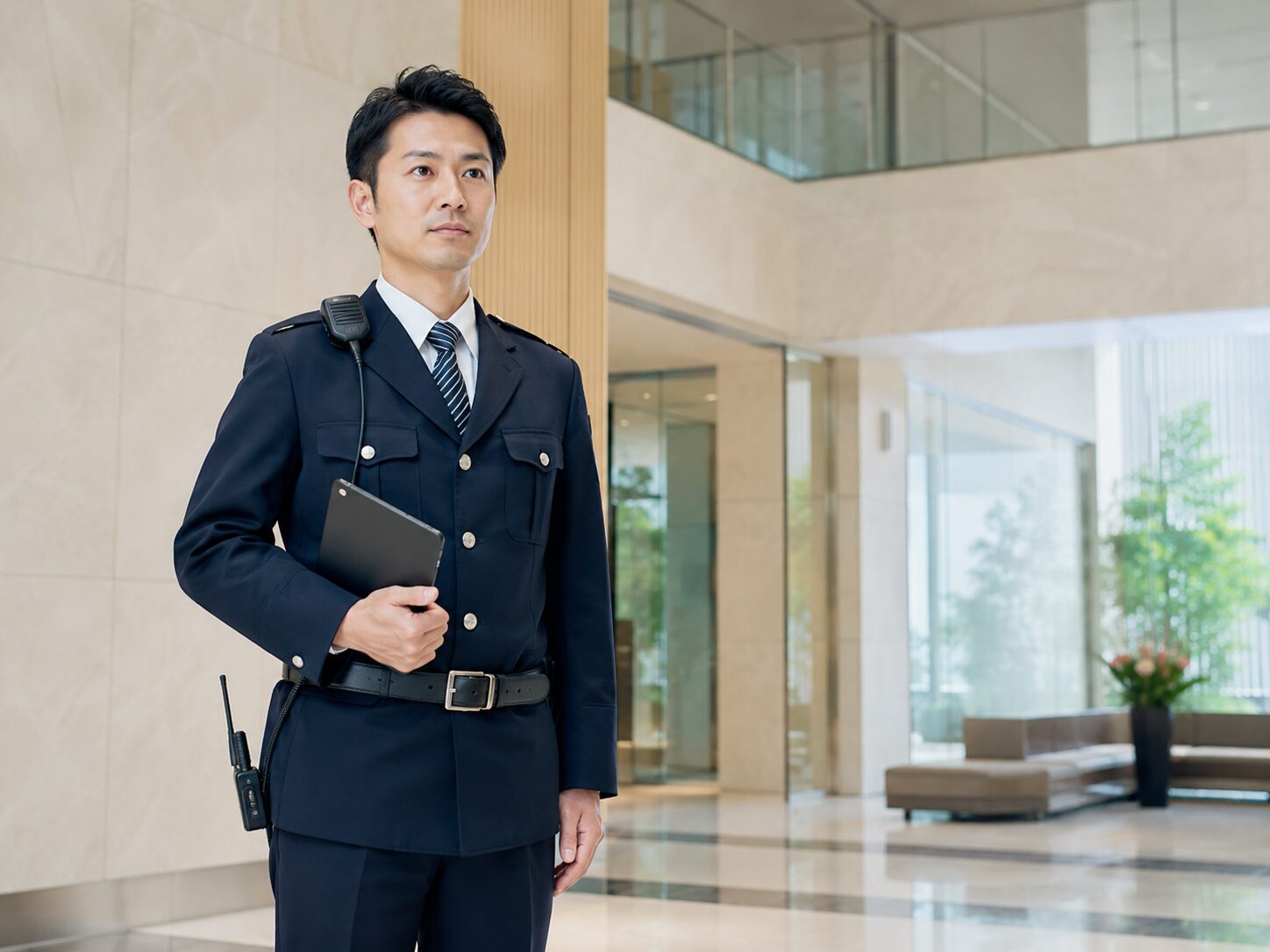 施設内で警戒監視を行う警備スタッフ